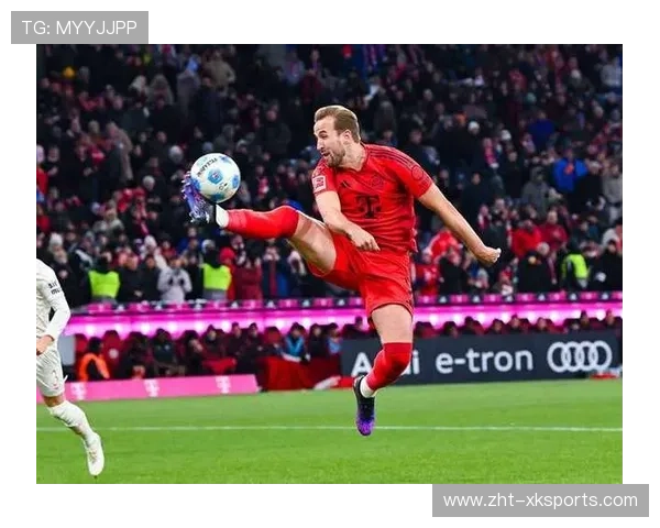 拜仁中卫在训练中进行高强度头球争顶练习