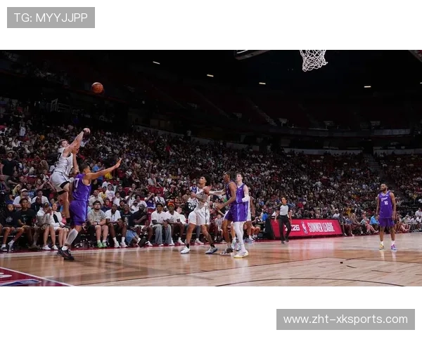 篮球半场压哨超远三分砸中记分牌边框弹进，全场先惊呼后大笑，nba超远三分球压哨绝杀的视频